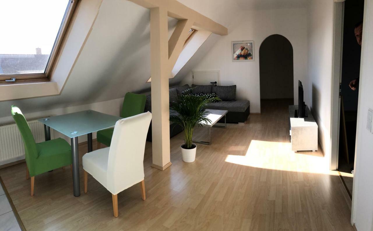 Kuschelige Dachgeschosswohnung Am Clarapark 라이프치히 외부 사진